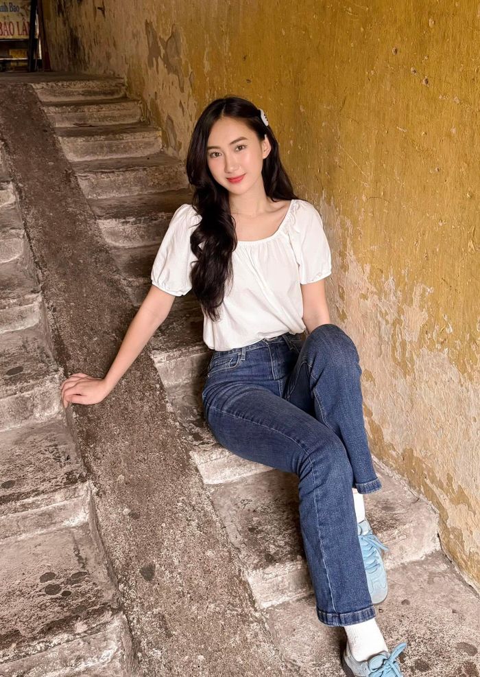  Diễn viên Thanh Tâm trong một bức ảnh hậu trường ở bối cảnh khu tập thể lên phim. "Dưới ô cửa sáng đèn" là phim truyền hình đầu tiên cô góp mặt sau vai nữ chính không mấy thành công ở "Huyền tình Dạ Trạch" ra rạp hồi đầu năm.