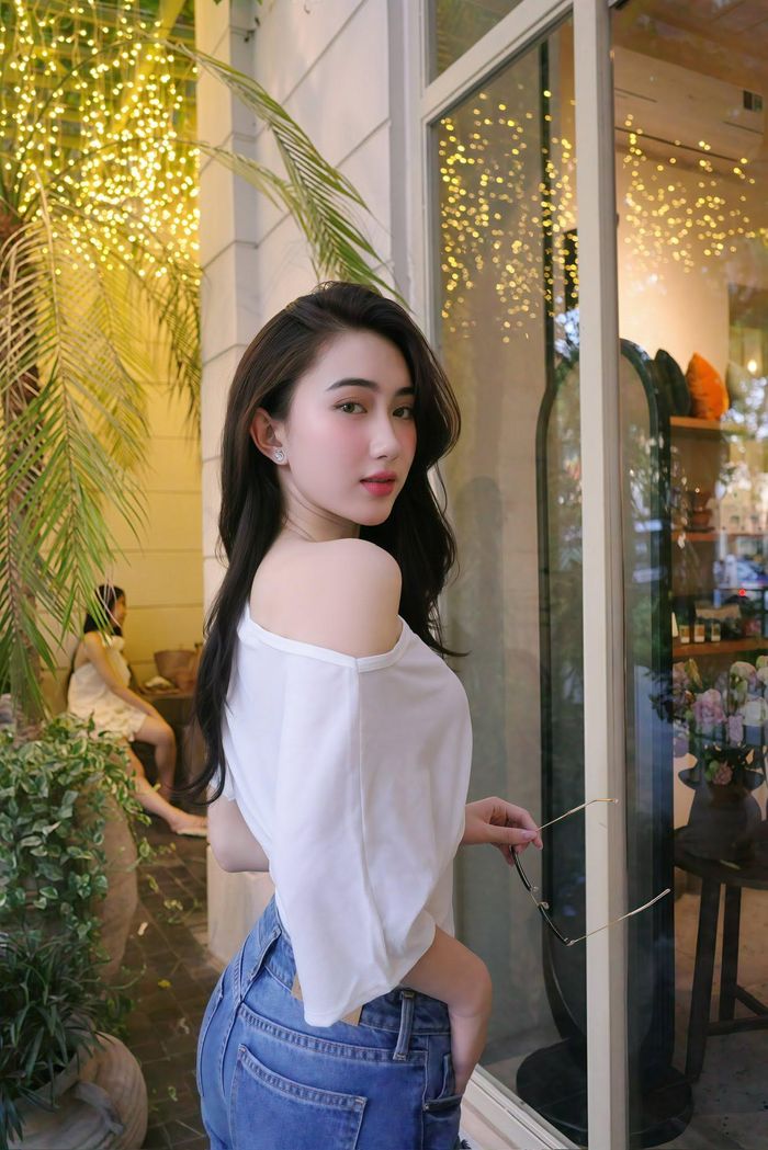 Phong cách trẻ trung năng động nhưng cũng không kém phần gợi cảm của nữ diễn viên. 