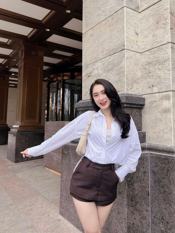 Thanh Tâm đặc biệt chuộng trang phục trắng và ghi điểm với phong cách nhẹ nhàng, nữ tính với mái tóc xõa tự nhiên. 