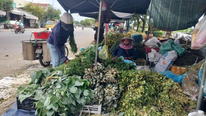 "Lá mùng 5" được bày bán ở các phiên chợ, tạo nét đặc trưng trong dịp Tết Đoan Ngọ. Ảnh NT