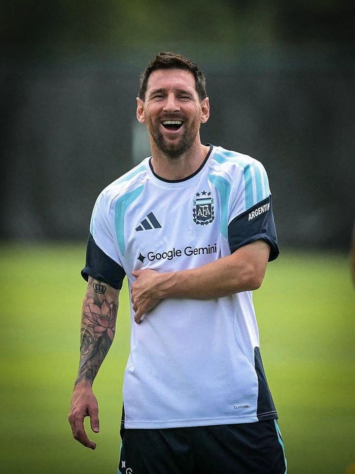 Messi cười tươi trên sân tập thế này, liệu có ra sân ngay từ đầu ở trận Argentina vs Algeria? Ảnh: AFA