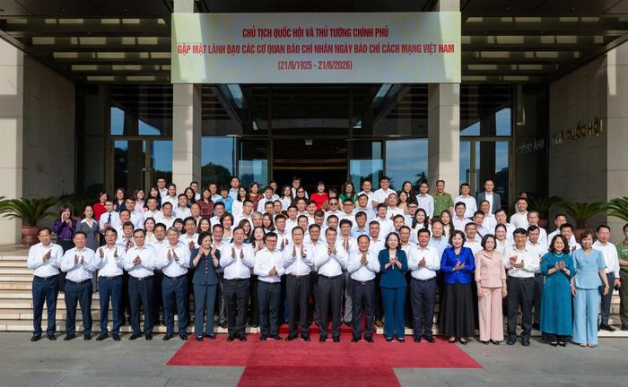Thủ tướng Lê Minh Hưng, Chủ tịch Quốc hội Trần Thanh Mẫn và lãnh đạo Đảng, Nhà nước trong buổi gặp mặt lãnh đạo cơ quan thông tấn, báo chí và phóng viên diễn ra ngày 14/6 vừa qua, nhân kỷ niệm 101 năm Ngày Báo chí cách mạng Việt Nam. Ảnh: QH