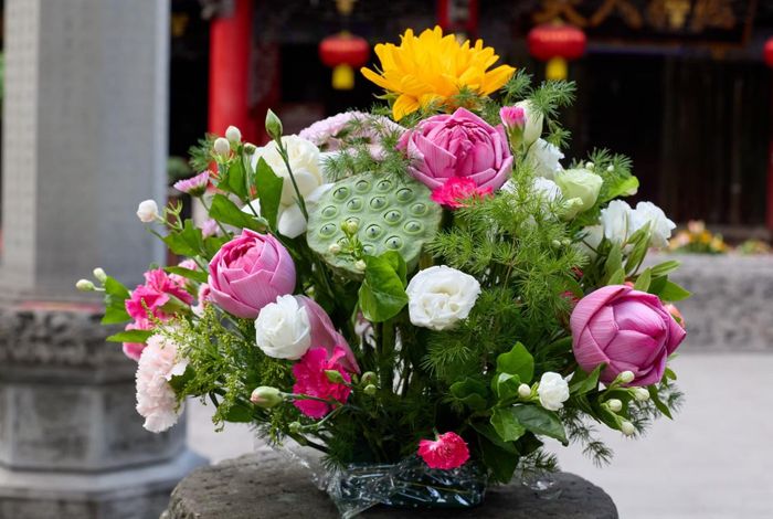 Ngày tết Đoan ngọ, các gia đình thường sum họp, cùng nhau dâng cúng tổ tiên hương hoa và các món ăn truyền thống. Ảnh minh họa: Pexels