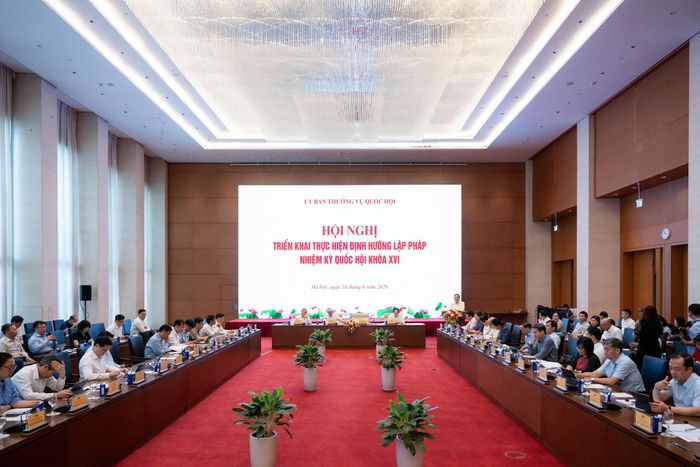 Chủ tịch Quốc hội đề nghị đại biểu Quốc hội chủ động phát hiện các quy định của pháp luật vướng mắc triển khai trong thực tiễn, kịp thời kiến nghị đề xuất việc sửa đổi, bổ sung hoặc bãi bỏ, phối hợp nghiên cứu, rà soát, tổng kết, khảo sát thực tiễn khi có đề nghị. Ảnh: QH