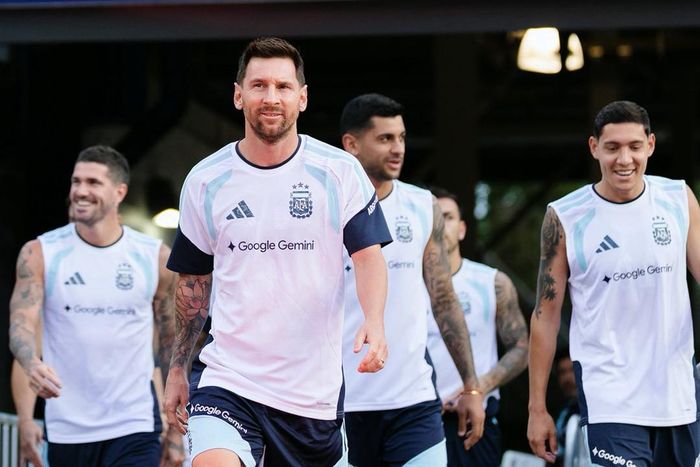 Messi và các đồng đội đã sẵn sàng cho hành trình bảo vệ cúp vàng. Ảnh: AFA