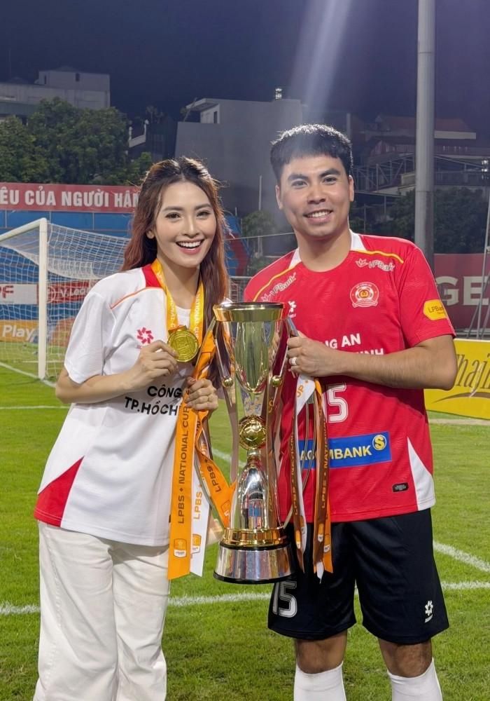 Cầu thủ Đức Huy nói thành tựu lớn của năm nay là vừa cùng đồng đội giành cúp vô địch, vừa thành công rước bà xã Huyền Trang (Mù Tạt) về dinh.