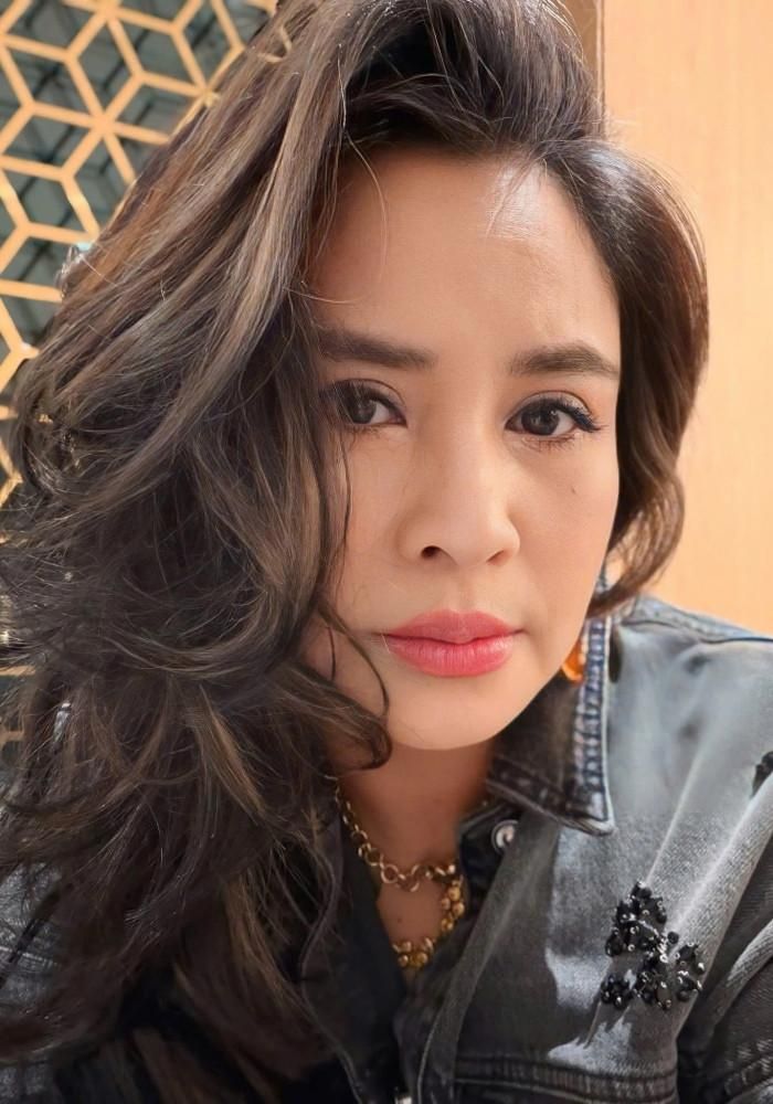 NSND Thanh Lam tranh thủ selfie trong lúc chờ lên máy bay.