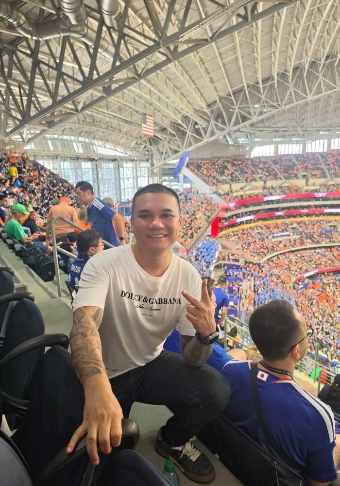 Nhạc sĩ Khắc Việt check-in tại Mỹ và hào hứng với không khí World Cup.