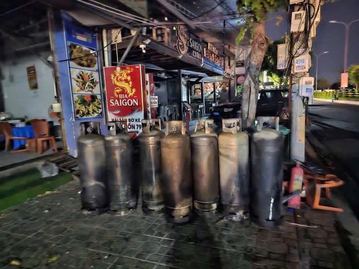 Nhiều bình gas lớn bị cháy.