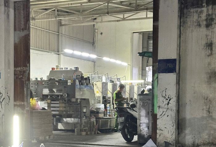 Công an khám nghiệm hiện trường. Ảnh: HC