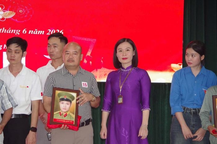 Chương trình đã trao tặng 80 di ảnh liệt sĩ được phục chế.