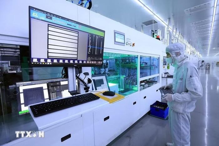 Điều khiển dây chuyền tự động sản xuất pin năng lượng tại một doanh nghiệp 100% vốn Nhật Bản tại Phú Thọ. (Ảnh: TTXVN)