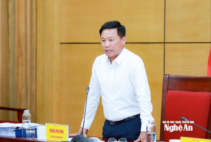 Đồng chí Hoàng Phú Hiền - Phó Chủ tịch UBND tỉnh, Phó Chủ tịch Hội đồng thẩm định phát biểu tại hội nghị. Ảnh: Thành Duy