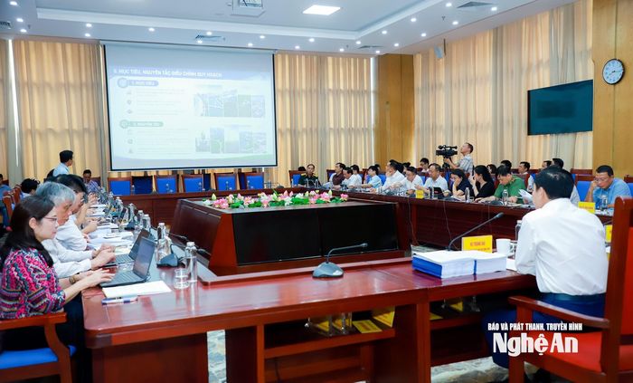 Đơn vị tư vấn báo cáo về nội dung điều chỉnh Quy hoạch tỉnh Nghệ An thời kỳ 2021-2030, tầm nhìn đến năm 2050. Ảnh: Thành Duy