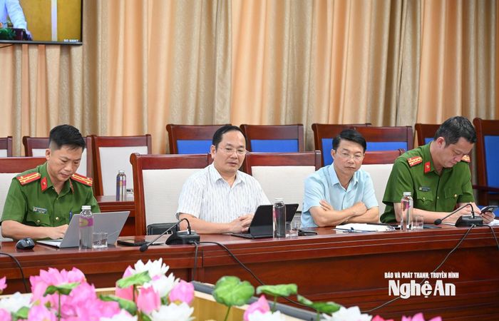 Đại diện lãnh đạo các sở, ngành tham dự hội nghị tại điểm cầu tỉnh Nghệ An. Ảnh: Thành Cường