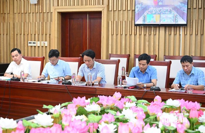 Đại diện lãnh đạo các sở, ngành tham gia hội nghị tại điểm cầu tỉnh Nghệ An. Ảnh: Thành Cường