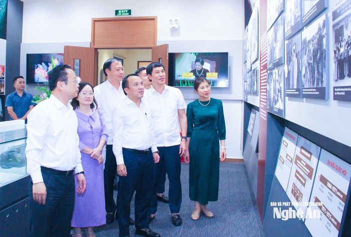 Lãnh đạo Đoàn đại biểu Quốc hội và HĐND tỉnh Nghệ An tham quan phòng truyền thống ứng dụng số của Đoàn đại biểu Quốc hội và HĐND Thành phố Hà Nội. Ảnh: Mai Hoa