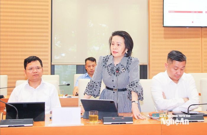 Giám đốc Viễn thông Nghệ An Hồ Thị Thùy Trang tìm hiểu một số nội dung kỹ thuật chuyên sâu từ thực tiễn chuyển đổi số trong cơ quan dân cử của Thành phố Hà Nội. Ảnh: Mai Hoa