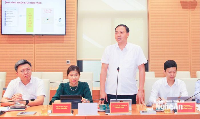 Trưởng ban Văn hóa - Xã hội, HĐND tỉnh Chu Đức Thái tìm hiểu một số vấn đề quan tâm trong việc kết nối dữ liệu dùng chung. Ảnh: Mai Hoa