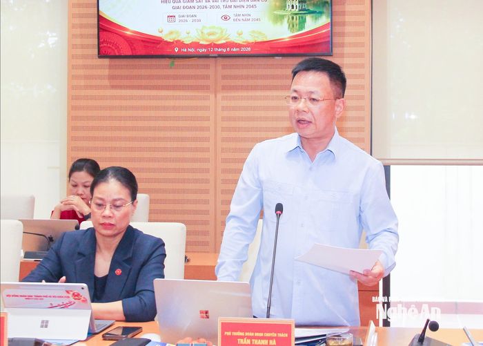 Đồng chí Trần Thanh Hà - Phó trưởng Đoàn chuyên trách Đoàn đại biểu Quốc hội Thành phố Hà Nội báo cáo kết quả thực hiện chuyển đổi số trong hoạt động dân cử. Ảnh: Mai Hoa