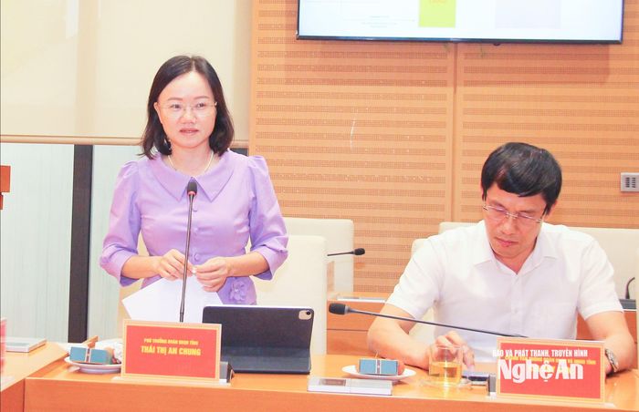 Phó trưởng Đoàn chuyên trách Đoàn đại biểu Quốc hội tỉnh Nghệ An Thái Thị An Chung trao đổi một số vấn đề quan tâm. Ảnh: Mai Hoa