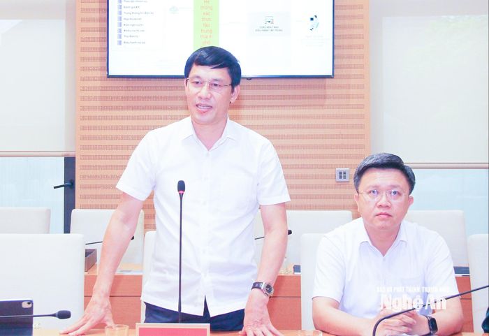 Chánh Văn phòng Đoàn đại biểu Quốc hội và HĐND tỉnh Nghệ An Bùi Duy Sơn tìm hiểu kinh nghiệm của Thành phố Hà Nội về sử dụng nguồn nhân lực và kinh phí phục vụ chuyển đổi số. Ảnh: Mai Hoa