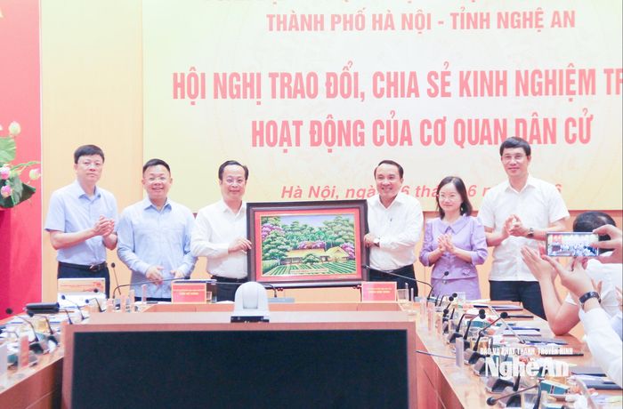 Lãnh đạo Đoàn đại biểu Quốc hội và HĐND tỉnh Nghệ An tặng quà cho lãnh đạo Đoàn đại biểu Quốc hội và HĐND Thành phố Hà Nội. Ảnh: Mai Hoa