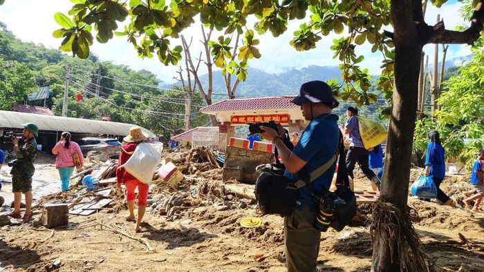 Phóng viên báo chí tác nghiệp tại tâm lũ Kỳ Sơn tháng 10/2022. Ảnh: Hoài Thu