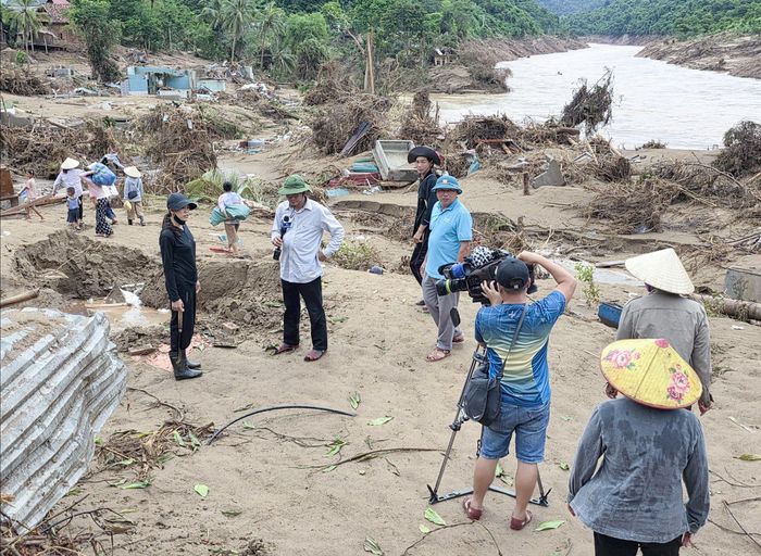 Phóng viên Phòng Thời sự tác nghiệp tại miền Tây Nghệ An sau trận lũ lịch sử vào trung tuần tháng 7/2025.
