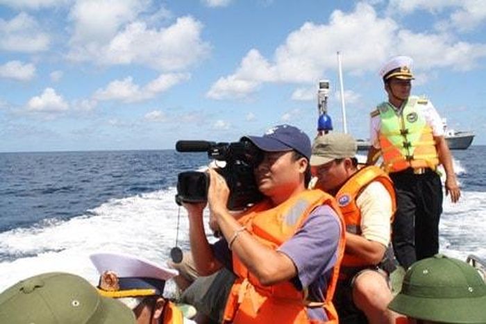 Phóng viên NTV tác nghiệp tại Trường Sa. Ảnh: P>V