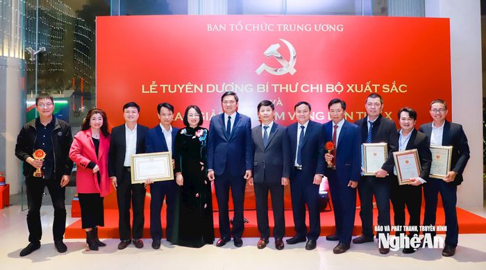 Lãnh đạo tỉnh Nghệ An chúc mừng các tác giả Báo và phát thanh, truyền hình Nghệ An đoạt giải Búa liềm Vàng toàn quốc năm 2025. Ảnh: Thành Duy