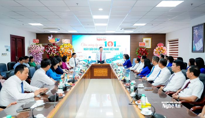 Đoàn công tác của tỉnh do đồng chí Nguyễn Khắc Thận - Ủy viên Trung ương Đảng, Bí thư Tỉnh ủy, Trưởng Đoàn ĐBQH tỉnh làm trưởng đoàn đến thăm, chúc mừng Báo và phát thanh, truyền hình Nghệ An. Ảnh: Phạm Bằng