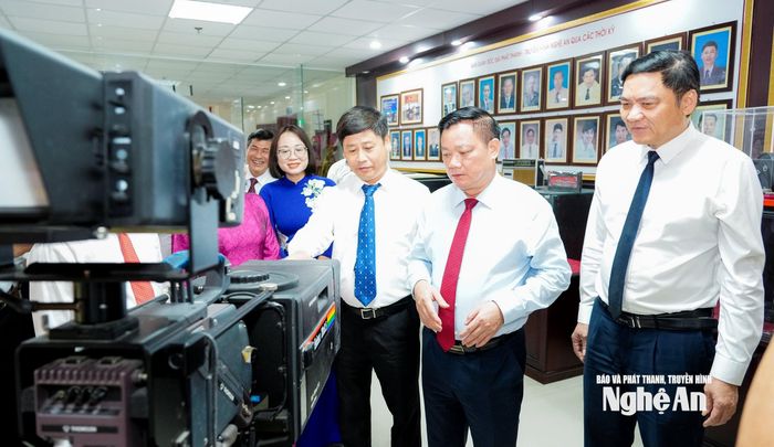 Bí thư Tỉnh ủy, Trưởng Đoàn ĐBQH tỉnh Nguyễn Khắc Thận và đoàn công tác thăm phòng truyền thống Báo và phát thanh, truyền hình Nghệ An. Ảnh: Phạm Bằng