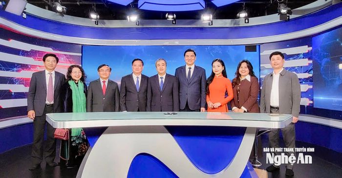 Phó Trưởng Ban Tuyên giáo và Dân vận Trung ương Ngô Đông Hải, Bí thư Tỉnh ủy Nguyễn Khắc Thận cùng các đồng chí lãnh đạo tỉnh Nghệ An chụp ảnh lưu niệm tại Trường quay Minh Hồng của Báo và PTTH Nghệ An.