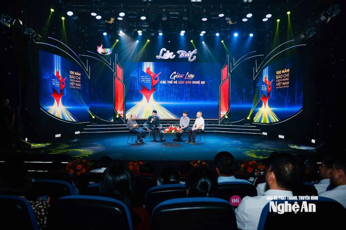 Khán giả theo dõi chương trình giao lưu các thế hệ làm báo Nghệ An dịp kỷ niệm 100 năm Báo chí cách mạng Việt Nam.