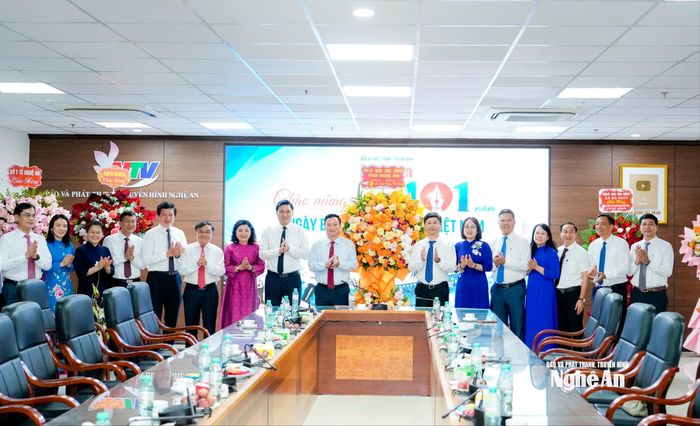 Bí thư Tỉnh ủy, Trưởng Đoàn ĐBQH tỉnh Nguyễn Khắc Thận và đoàn công tác tặng hoa chúc mừng Báo và phát thanh, truyền hình Nghệ An nhân kỷ niệm 101 năm Ngày Báo chí cách mạng Việt Nam. Ảnh: Phạm Bằng