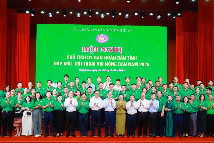 Các đồng chí lãnh đạo Trung ương Hội Nông dân Việt Nam, tỉnh Nghệ An chụp ảnh lưu niệm với các đại biểu. Ảnh: Thành Duy