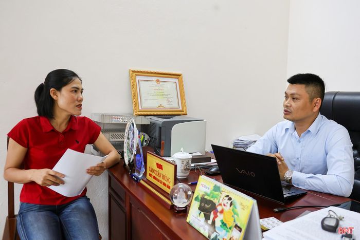 Chị Phùng Thị Hường - cán bộ bán chuyên trách xã Kỳ Hoa sẵn sàng không nhận chế độ theo Nghị định 154 để về công tác tại thôn.