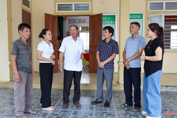 Ban cán sự thôn Hồng Thủy, xã Đan Hải trao đổi một số nội dung liên quan đến phương án sắp xếp thôn.