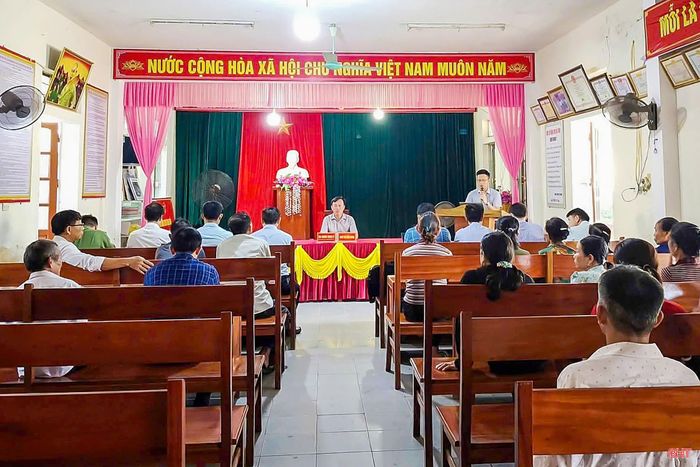 Lãnh đạo xã Kỳ Thượng đối thoại với người dân để nắm bắt tâm tư, nguyện vọng về sắp xếp thôn.