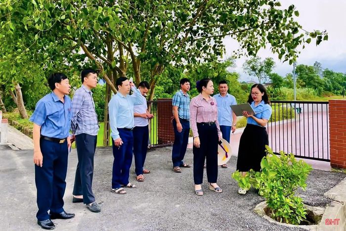 Lãnh đạo xã Kỳ Hoa kiểm tra cơ sở vật chất các nhà văn hóa thôn trước khi xây dựng đề án sắp xếp.