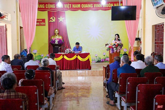 Thôn Đồng Tiến, xã Kỳ Anh lấy ý kiến Nhân dân về sắp xếp thôn.