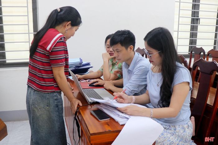  Phương án phân vùng tuyển sinh khoa học, phù hợp với khu vực cư trú thực tế của học sinh góp phần giảm áp lực tuyển sinh đầu cấp cho các trường ở vùng trung tâm. (Ảnh: công tác tuyển sinh tại Trường THCS Nguyễn Du, phường Thành Sen). 
