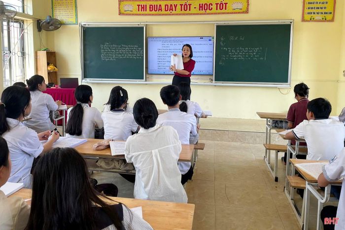 Tình trạng tăng học sinh cùng chênh lệch “ra ít, vào nhiều” của khối 9 và khối 6 cũng xuất hiện ở Trường THCS Mỹ Châu (xã Mai Phụ).