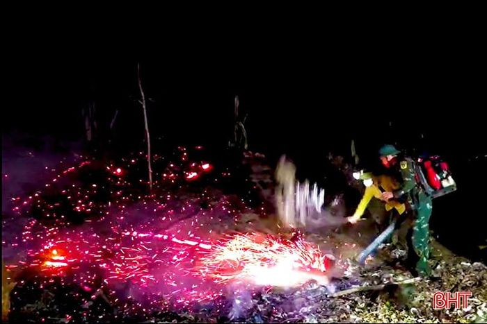 UBND xã Thạch Khê huy động cán bộ, chiến sĩ công an, quân sự xã và người dân triển khai dập lửa. (Ảnh cắt từ clip ghi tại hiện trường)