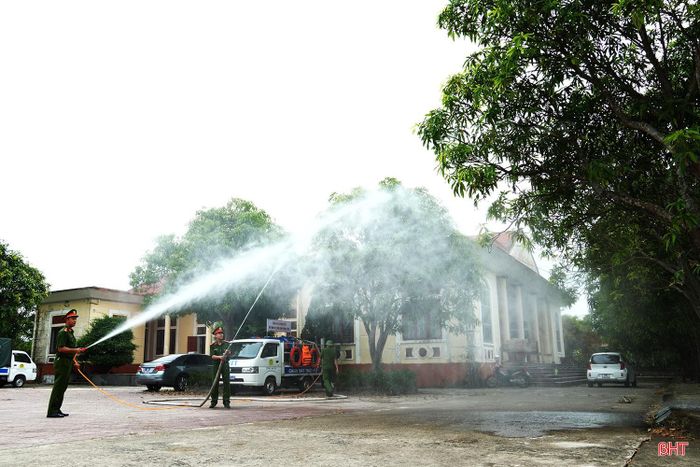 Trong các tình huống cháy nhà dân, xe có thể nhanh chóng tiếp cận hiện trường, triển khai đường vòi đưa nước vào khu vực cháy để khống chế ngọn lửa từ sớm.