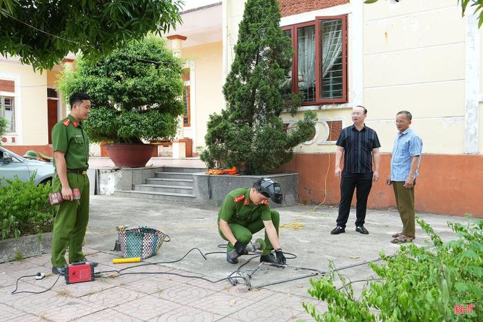 Mô hình được cải tiến từ phương tiện công vụ hiện có, trang bị thêm bồn chứa nước, máy bơm, máy phát điện, bình chữa cháy và nhiều thiết bị phục vụ công tác cứu nạn, cứu hộ.