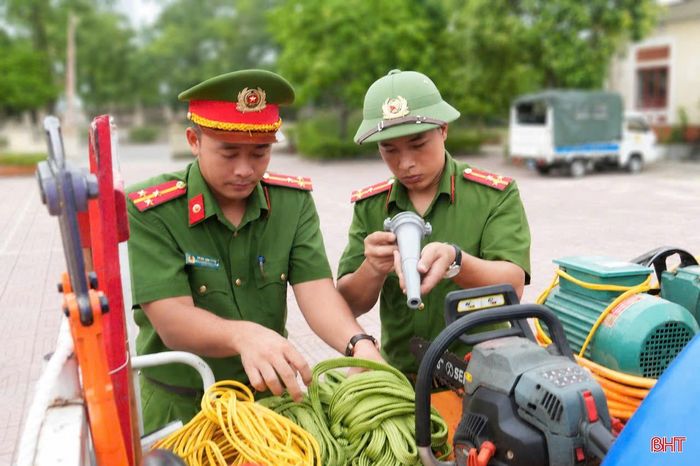Thượng úy Phạm Anh Tuấn (người bên trái)- Phó Trưởng Công an xã Đồng Tiến cho biết: “Khi xảy ra sự cố, xe chữa cháy này giúp lực lượng chữa cháy tại chỗ nhanh chóng tiếp cận hiện trường, xử lý đám cháy ngay từ giai đoạn đầu, góp phần giảm thiểu thiệt hại về người và tài sản”.