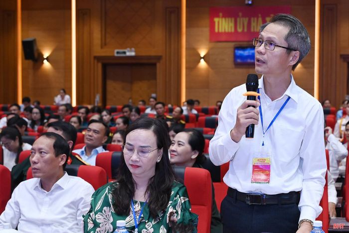 Thành viên Ban Giám khảo hội thi đặt câu hỏi cho thí sinh.