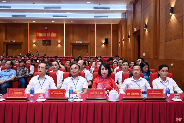 Ban giám khảo vòng chung kết hội thi.